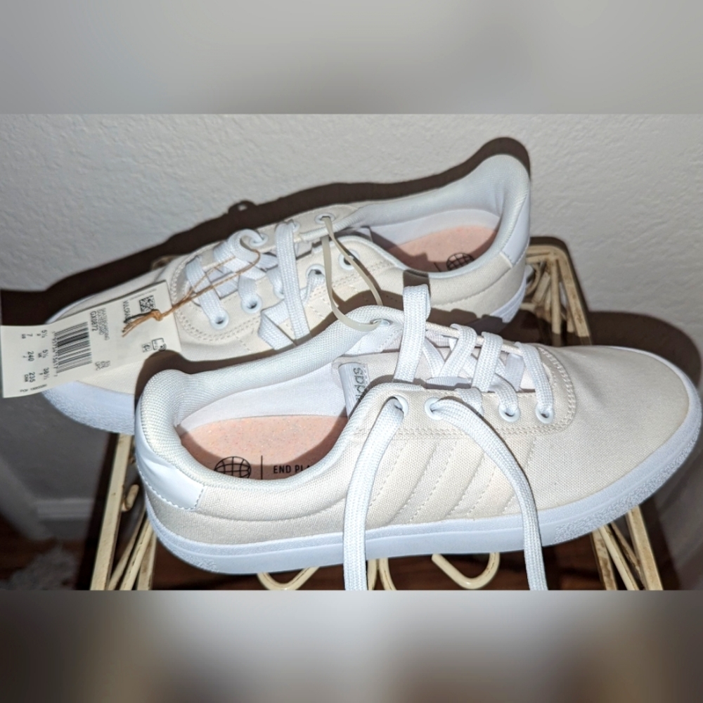 Women's white size 7 Adidas skater shoes.